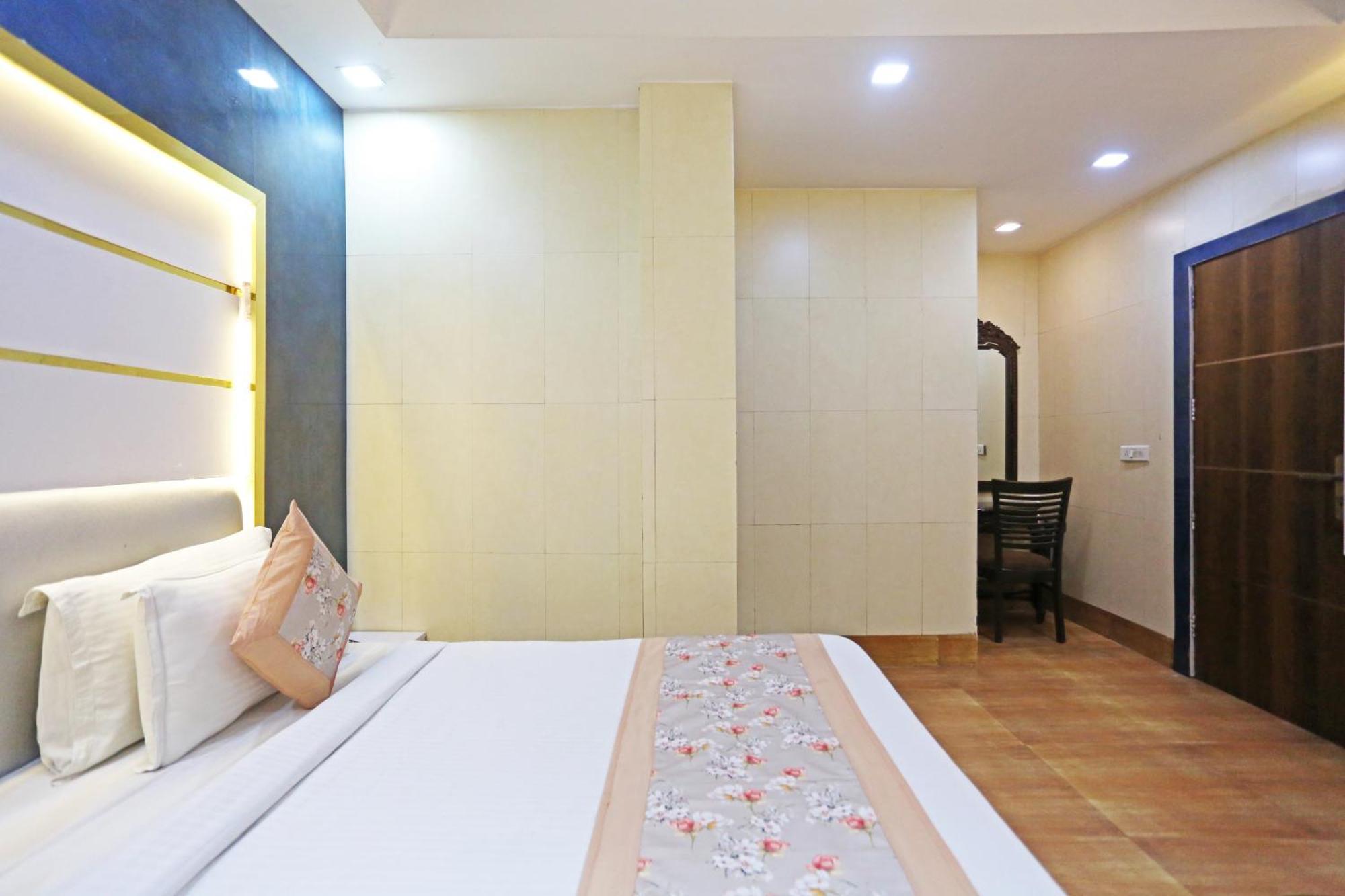 Hotel Preet Palace -5 Mints Walk From Nizamuddin Railway Station นิวเดลี ภายนอก รูปภาพ