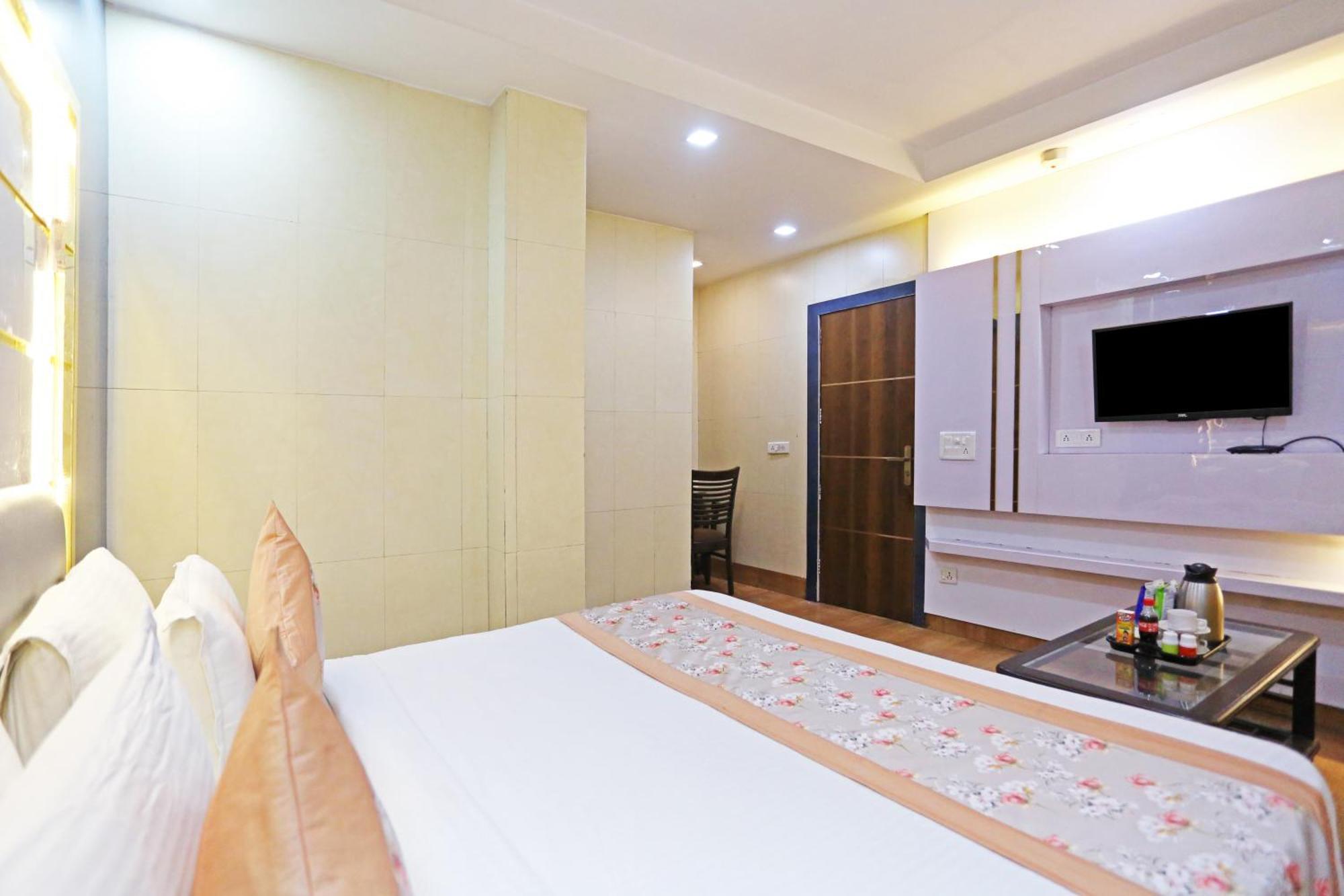Hotel Preet Palace -5 Mints Walk From Nizamuddin Railway Station นิวเดลี ภายนอก รูปภาพ