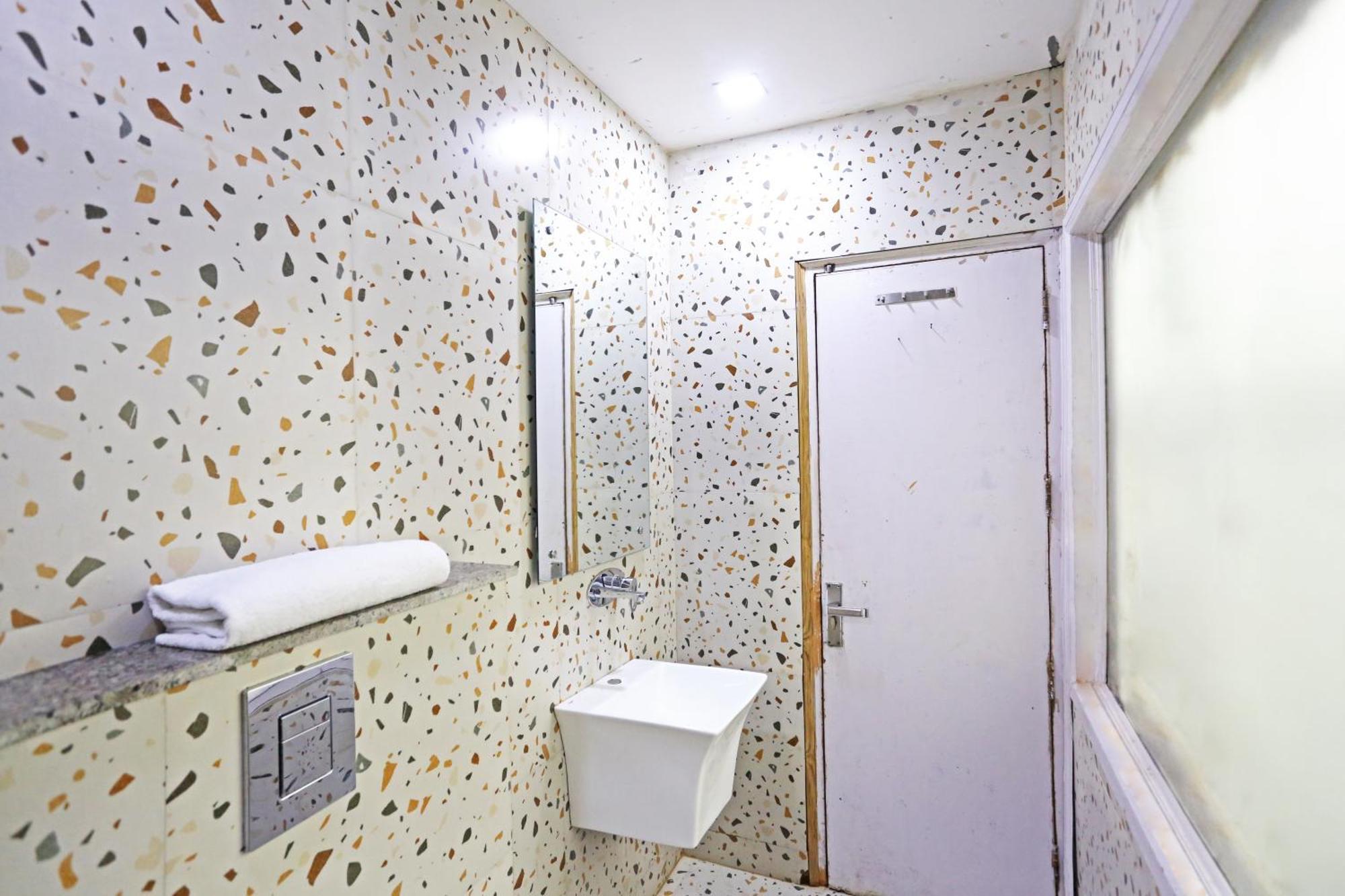 Hotel Preet Palace -5 Mints Walk From Nizamuddin Railway Station นิวเดลี ภายนอก รูปภาพ