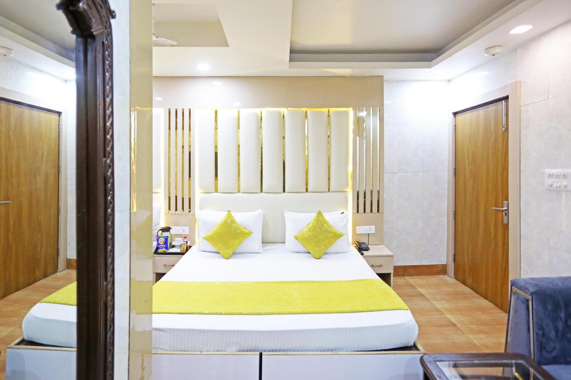 Hotel Preet Palace -5 Mints Walk From Nizamuddin Railway Station นิวเดลี ภายนอก รูปภาพ