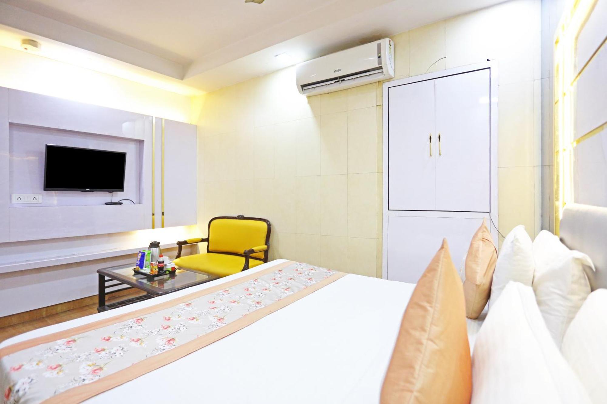 Hotel Preet Palace -5 Mints Walk From Nizamuddin Railway Station นิวเดลี ภายนอก รูปภาพ